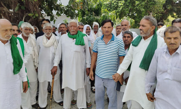 Farmers protested at Kalayat Mandi after paddy procurement was not started.