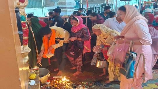Devotees queue up for Maa Kalratri