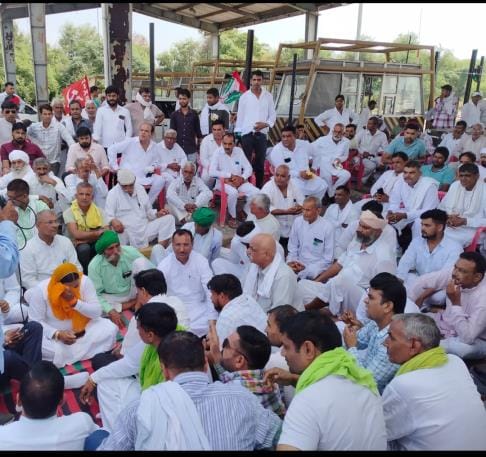 The salaries of Landhri toll plaza employees were increased; a grand meeting was held at the Chikanwas-Landhri toll plaza.