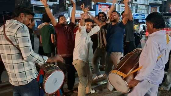 Victory celebrations were held at the intersections to the beat of drums.