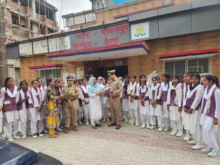 Under Mission Shakti, girl students visited the police station.