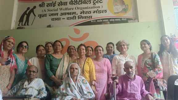 Celebrated happiness with the elderly in the old age home