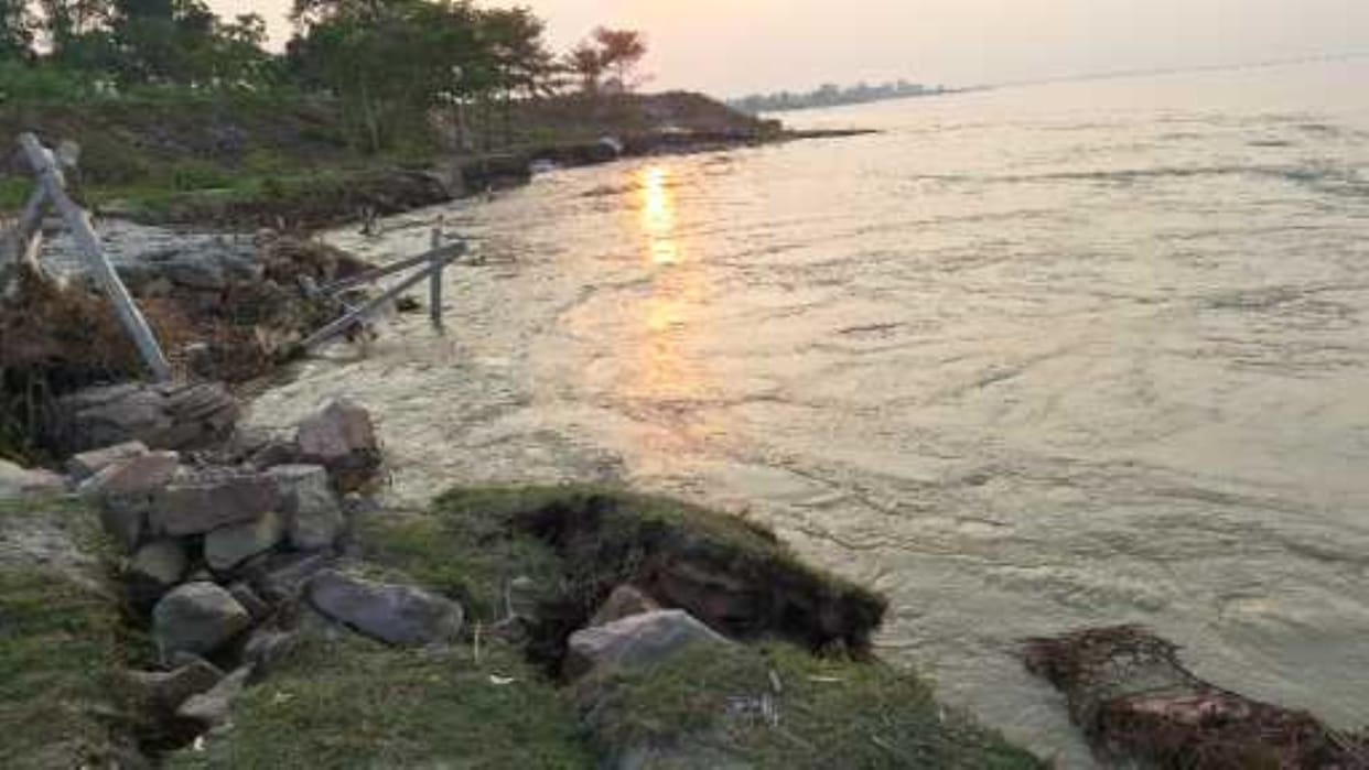 Gandak river starts cutting in Bhainsaha, villagers panic