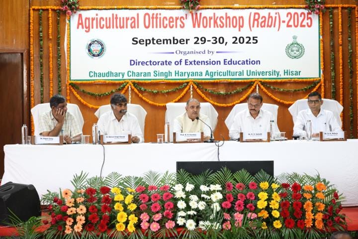 HAU Vice-Chancellor Prof. Kamboj said - Agricultural officers should encourage farmers to sow new varieties that give higher yields.