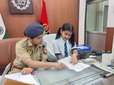 Yashvi became the SP of Fatehgarh, daughters took charge of the police station.