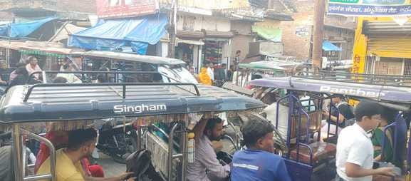 E-rickshaws race to get out first, Sahibganj intersection jammed for an hour