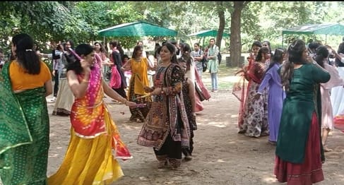 The girl students celebrated Dandiya festival with great enthusiasm in the college.