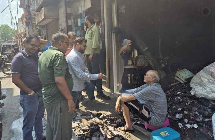 INLD leader inspected the burnt shop