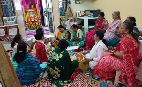 Praising the mother with hymns