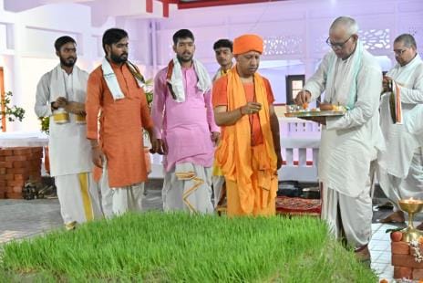 Gorakhpur News: CM Yogi performed Mahanisha puja and prayed for public welfare.