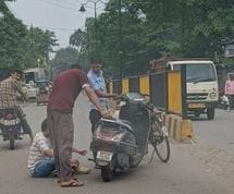 The high railing of the divider has become a problem, accidents are happening every day