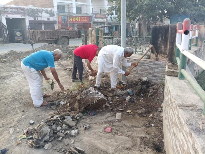 Neglect by Hansi Municipal Council administration... elderly and youth have become the caretakers of Amti Lake