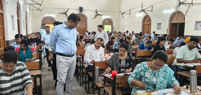 Deodhar won in the junior category and Aparna Singh won in the senior category.