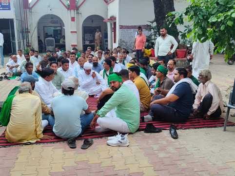 Protest at the police station demanding the search for the girl