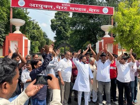 Protest by the people of Mohanpuri including BJP councilor outside the commissionerate