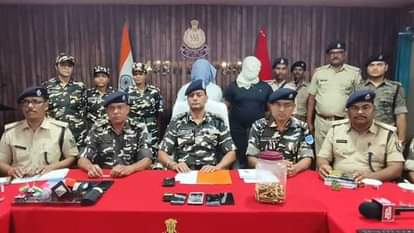 कार्रवाई की जानकारी देते एसएसबी कमांडेंट व वीरपुर एसडीपीओ।