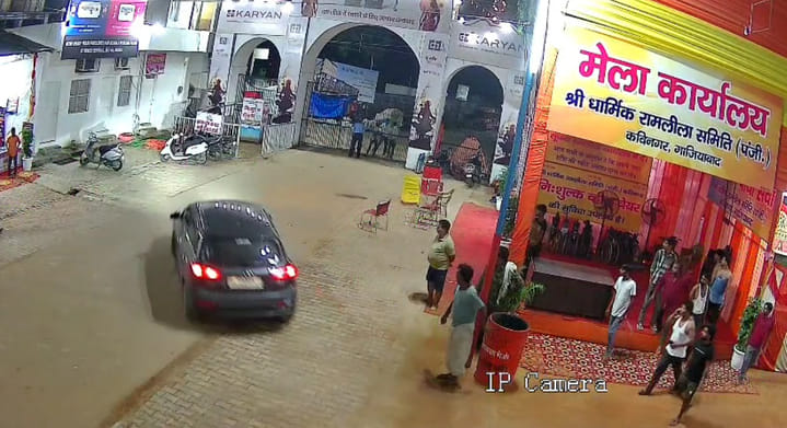 Drunk driver drives car into Ramlila Maidan, injures 3 shopkeepers