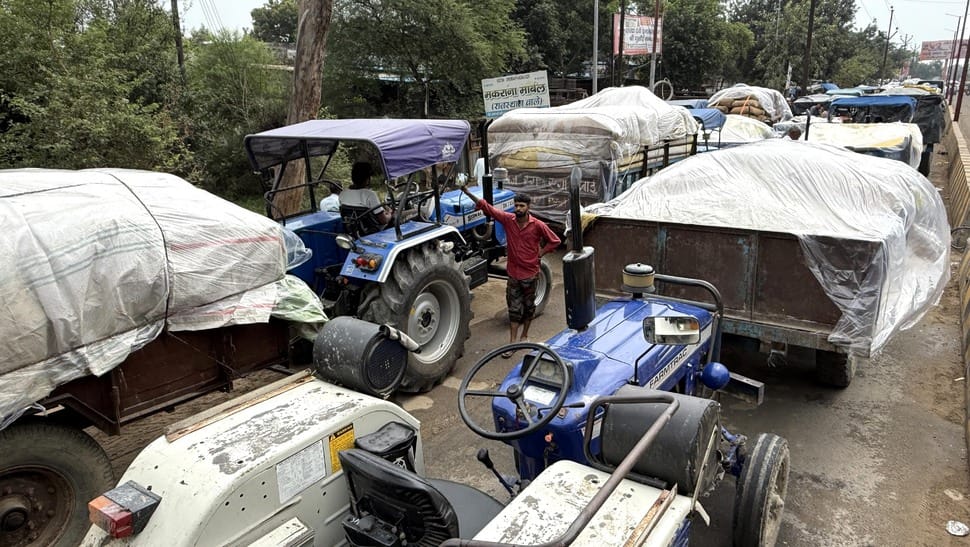 Farmers stood with more than 400 tractor-trolleys as paddy was not purchased.