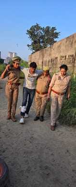 Female police officers caught two criminals in an encounter