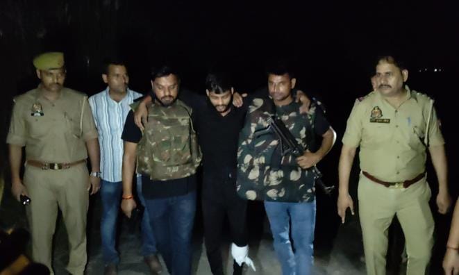 Criminal arrested in encounter, shot in leg