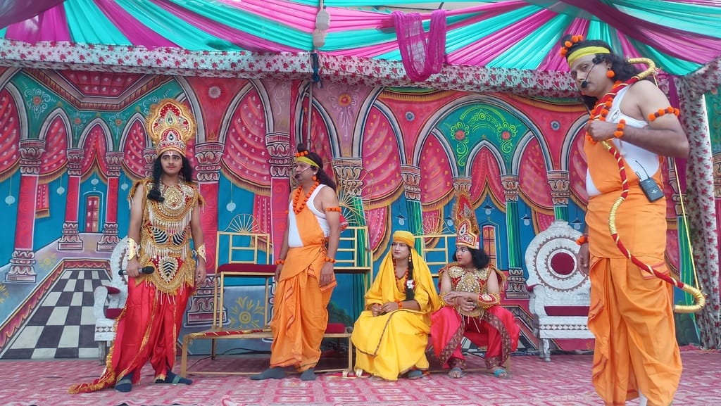 Bharat and Shatrughan reached the forest to meet Shri Ram and Lakshman.