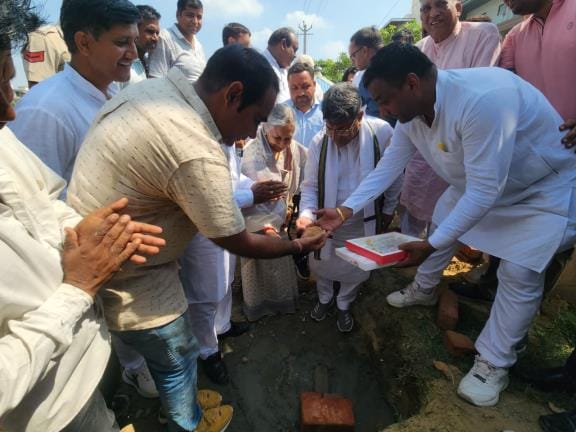 In Sector-14 Part Two, boundary walls for parks will be built at a cost of 7.092 million; MLA Savitri laid the foundation stone.