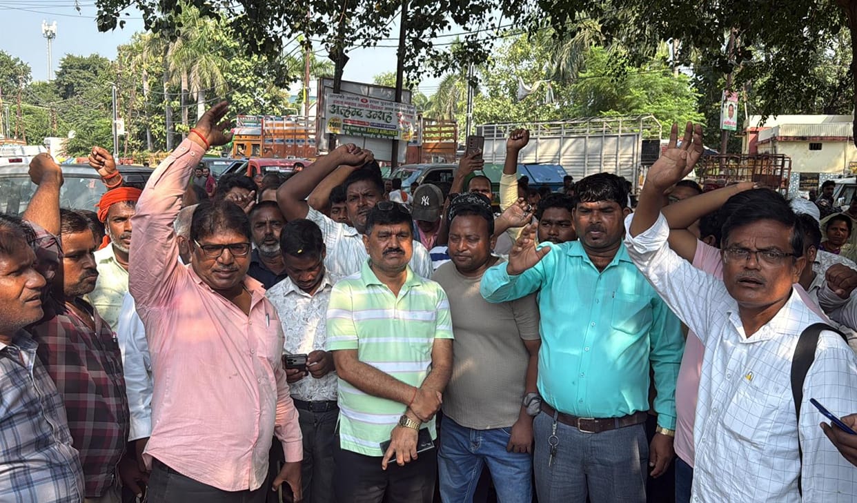 Gorakhpur News: Councilor's nephew beats sanitation worker and mate, uproar