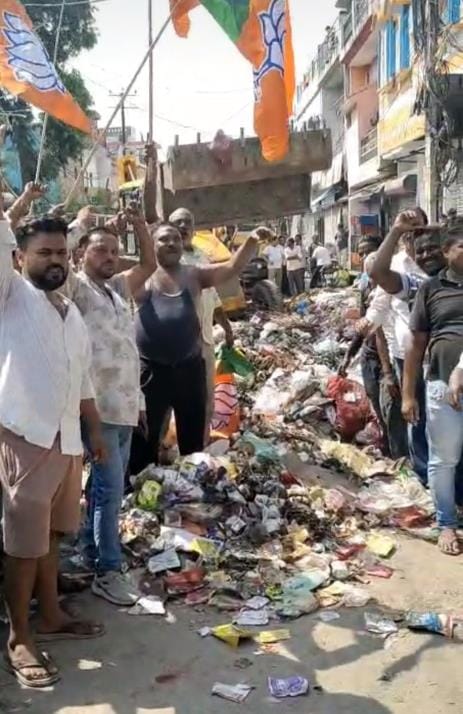 People protest against negligence in garbage collection from the rest house