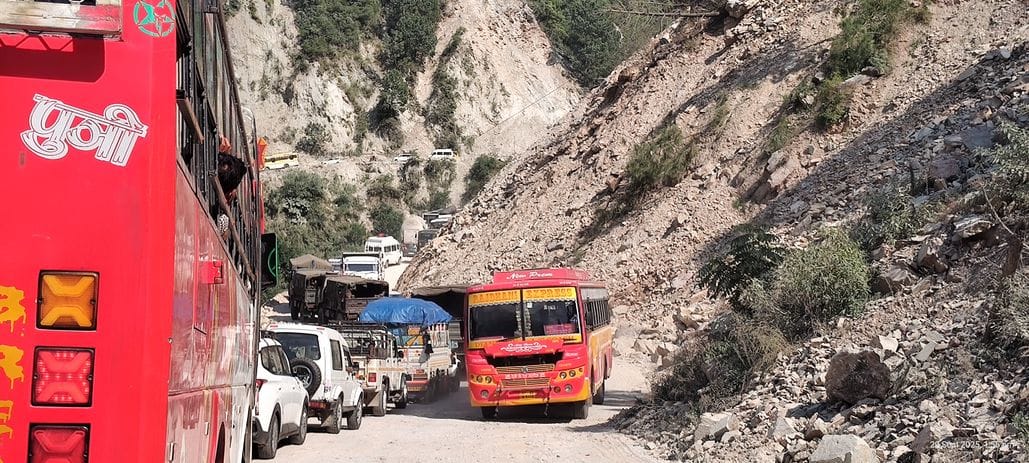 Traffic jam near Brauni drain on NH-5, causing inconvenience to commuters