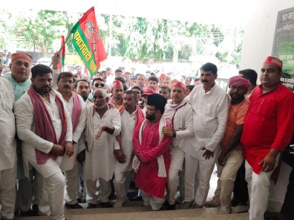 SP workers protested against the problems.