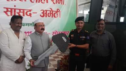  सैनिक स्कूल कौहार में प्राचार्य को बस की चाबी सौंपते सांसद केएल शर्मा। संवाद