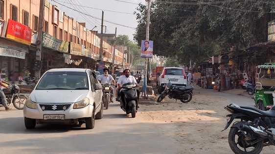 Janata Bhawan Road is one-way for the last three months, causing problems for the public due to traffic jams and dust.