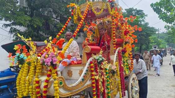 A grand procession of Maa Durga was taken out.