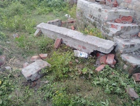 The wall collapsed as soon as the door was opened, the daughter died, the father is serious.