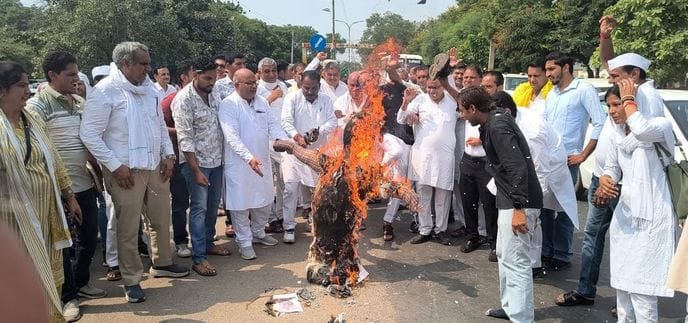 Congress workers protest after death threat to Rahul Gandhi