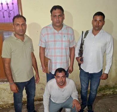 Youth arrested with two illegal pistols and two cartridges