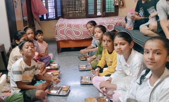On Ashtami, devotees celebrated Kanya Bhojan in temples and homes, Parana