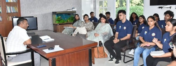 IIM students made an educational tour of the district and met the DC.