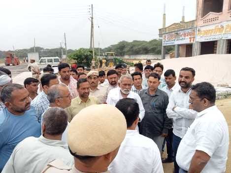 DC inspected Matanhel grain market, interacted with farmers and commission agents
