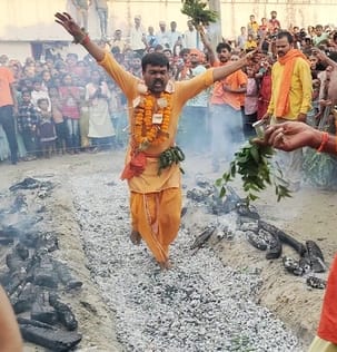 Siddharthnagar News: Devotees walked on fire to have darshan of Mother Shitala