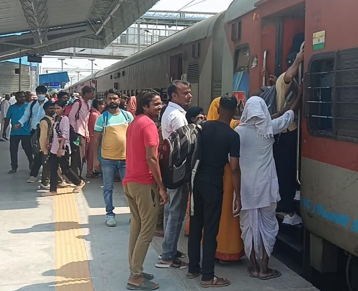 Waiting time crosses 300 even before Diwali-Chhath, expensive travel by buses becomes a compulsion