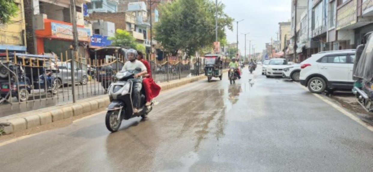 Drizzle changed the weather in half the city, the markets returned to life