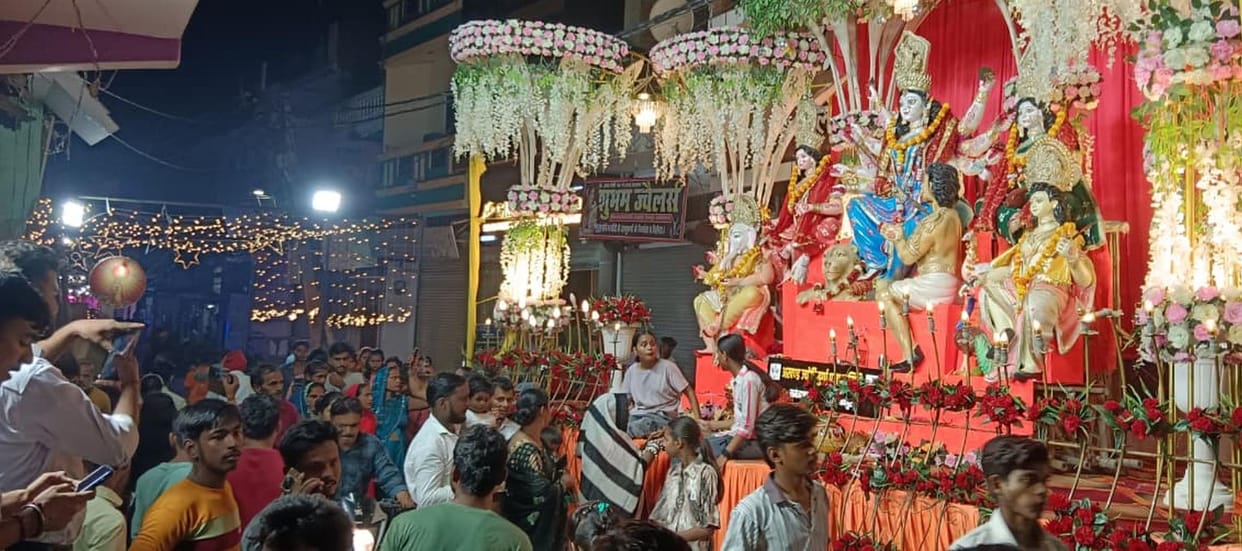 Queues lined up in the pandals to see Mata Rani
