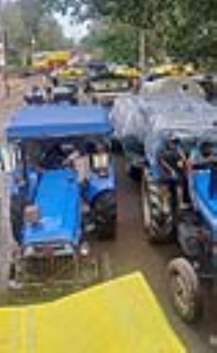 In Chharra too, the arrival of paddy caused a 10-hour jam, the market was closed for two days.