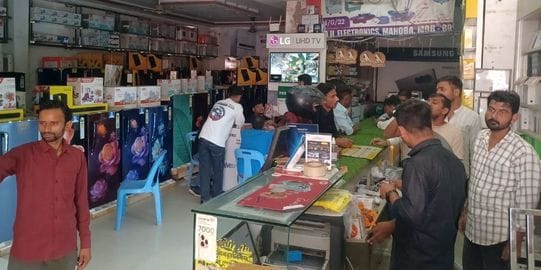Electronics market shines during the festive season, shopping is going on in full swing