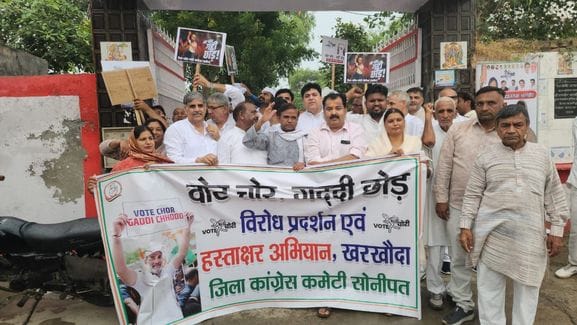 Congress protested under the campaign 'Chor Gaddi Chhod'.