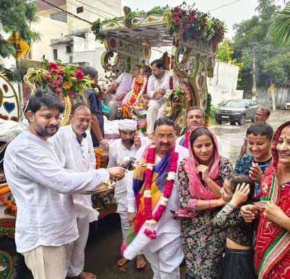 After worshipping the girl, the mother who chitted returned to the house of blessings.
