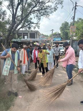 Yuva Morcha gave the message of cleanliness and environment