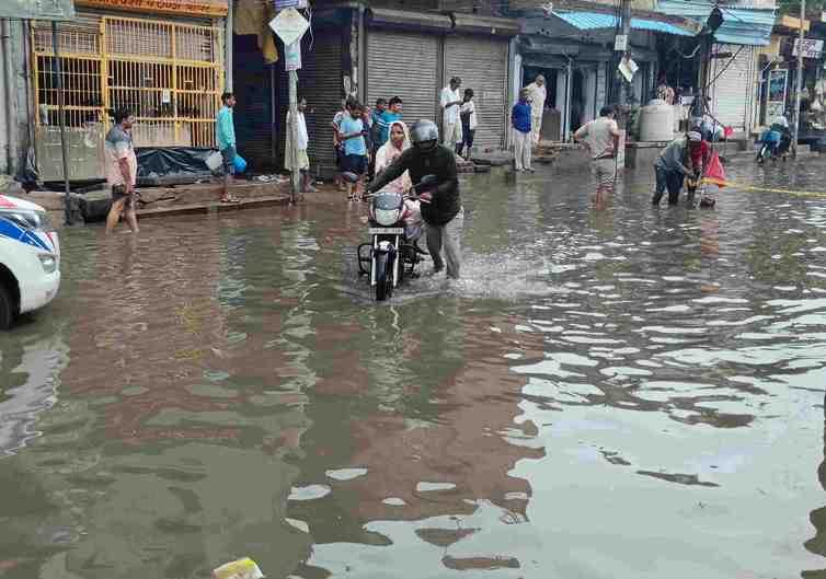 After the departure of the monsoon, 62 mm of rain fell, increasing the problem of waterlogging.