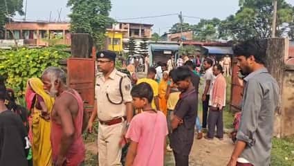 घटनास्थल पर जुटी लोगों की भीड़